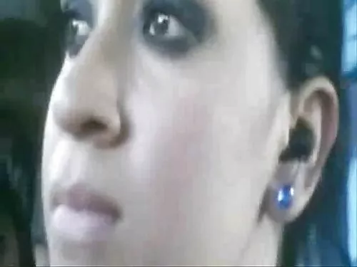 ठूलो बटन भएको गोरो स ...